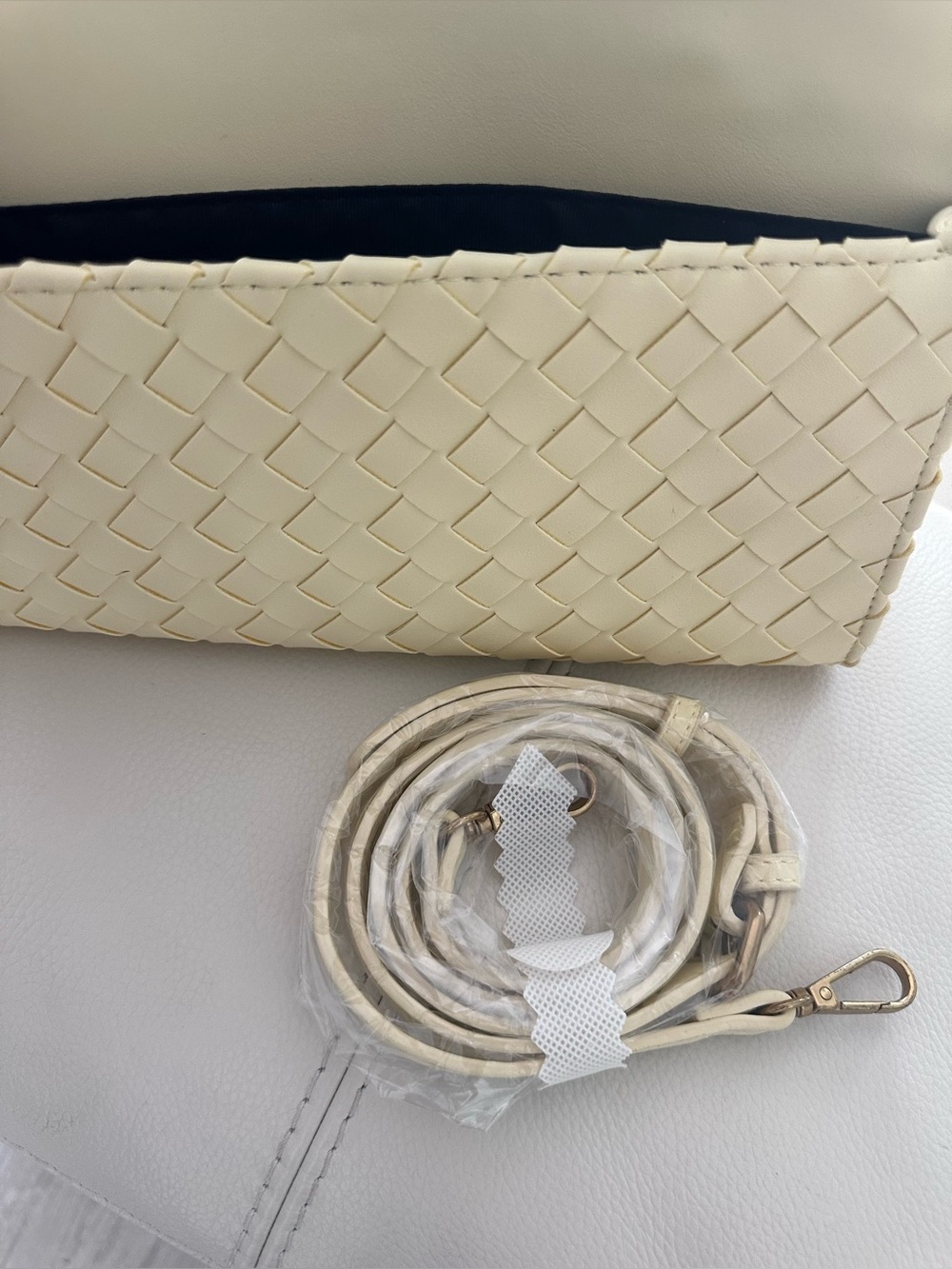 Butter yellow woven clutch - Picture 4 of 6